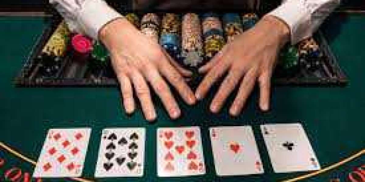 Guide to Playing Texas Hold’em - Casino Playmates