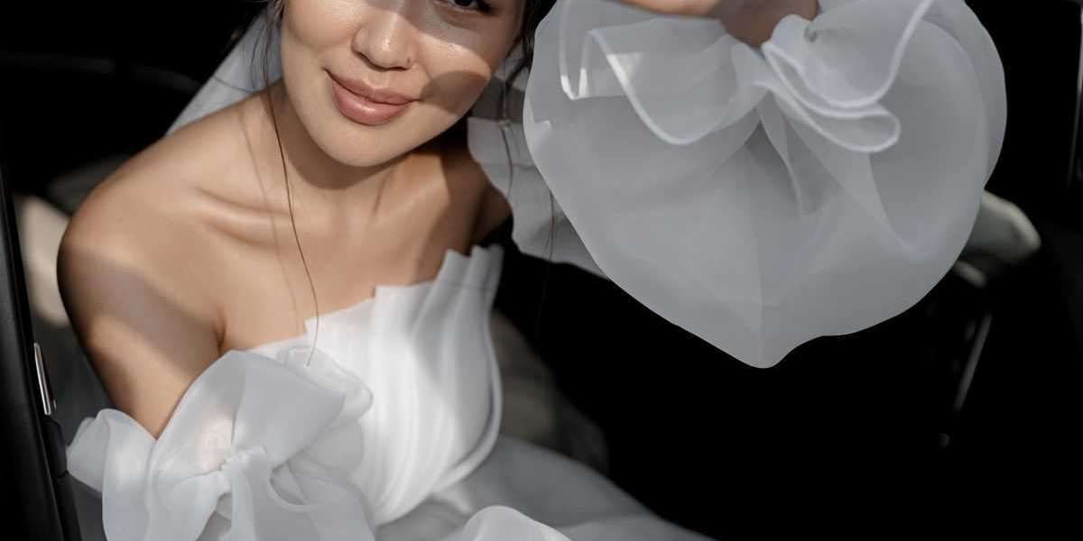 Capturing the Magic of Fall Weddings: The Ideal Autumn Wedding Dress